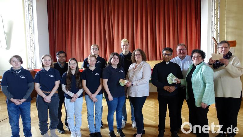 Spenden in Höhe von insgesamt 950 Euro übergaben Verantwortliche des Frauen- und Müttervereins an Ministranten und Pfarrei Fuchsmühl. Bild: Frauen- und Mütterverein/exb