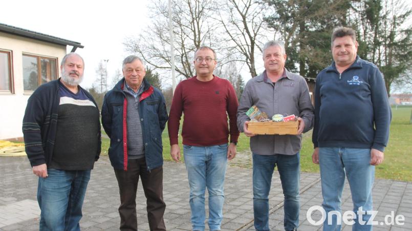 TSV-Vorsitzender Manfred Schneider (rechts) freut sich mit den Preisträgern. Das sind (von links) Michael Bugera, Ferdinand Müller, Erwin Maier und Uli Liebl. Bild: pi