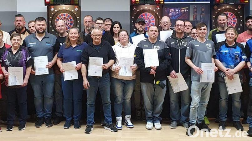 Beim Ligaabschlussabend der Dartliga Nordoberpfalz wurden Urkunden und Preisgelder verteilt. Bild: Sabrina Götzl