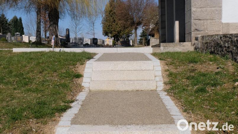 Für den unteren Teil des evangelischen Friedhofs von der Aussegnungshalle bis zum Gräberweg soll ein stabiles und festes Geländer montiert werden. Dies soll besonders älteren Personen den Weg erleichtern. Bild: le