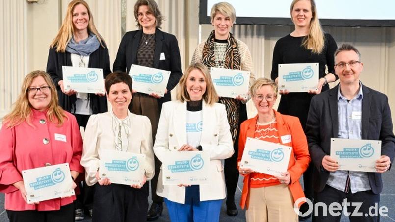 Die Vertreter der acht Oberpfälzer Schulen mit Ingrid Augsberger aus Freudenberg (hinten, Zweite von links) und Michaela Bergmann aus Schnaittenbach (vorne, Vierte von links). Bild: Tobias Hase/Kultusministerium
