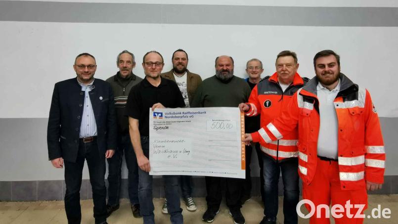 HvO-Helfer Philipp Kraus und Bereitschaftsleiter Josef Solfrank (von rechts) dankten dem KTZV um Vorsitzenden Alfred Sauer (Vierter von rechts) im Beisein von Bürgermeister Markus Bauriedl (links). Bild: gz