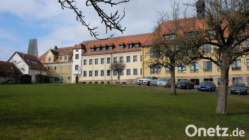 Erste Vorentwürfe gibt es für die geplante offene Ganztagsschule, die auf dem Freigelände gegenüber der Grund- und Mittelschule gebaut werden soll. Bild: do