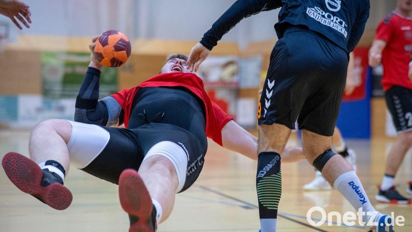 Der Oberviechtacher Luca Meier (links) kommt nach einer harten Attacke seines Amberger Gegenspielers zu Fall. Bild: Guenter Uschold