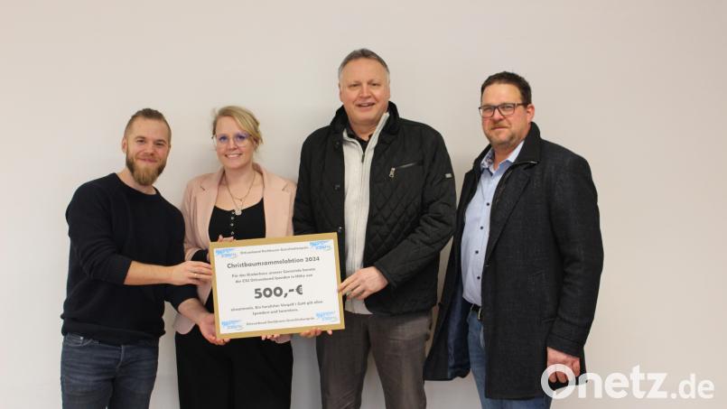 Eine Spende für das Kinderhaus in Groschlattengrün erhielten (von links) Leiter Bastian Peetz und Lara Husmann vom Johanniter-Regionalverband Ostbayern vom CSU-Ortsvorsitzenden Josef Hollmann. Mit im Bild stellvertretender CSU-Ortsvorsitzender und Bürgermeister Stephan Schübel. Bild: CSU Pechbrunn-Groschlattengrün/exb