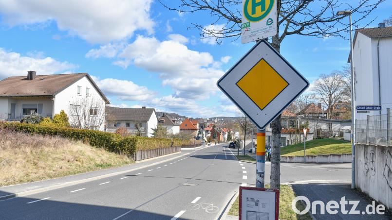 Weil die Bus-Linie 403 wegen Bauarbeiten in der Köferinger Straße derzeit eine Umleitung über die Sebastianstraße fährt, bedient sie dort auch die Haltestelle in der Admiral-Scheer-Straße (Bild) und der Zeppelinstraße. Bild: Petra Hartl