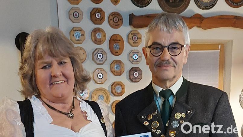Die Ehrennadel in Silber vom Gau Amberg für besondere Verdienste überreichte Schützenmeister Günter Heidl der Zweiten Schriftführerin Margit Zeitler. Bild: vt