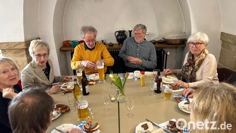 Die sonst immer ehrenamtlich helfen, waren diesmal zu einem kleinen Dankeschön bei der Paulanergemeinde eingeladen. Bild: Joachim v. Kölichen/exb