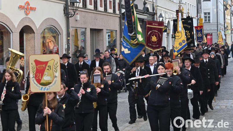 Der Kirchenzug der Zimmerer und Schreiner führte vom Schrannenplatz zur Basilika St. Martin. Voraus ging die Ammerthaler Blaskapelle, dahinter folgten die Gesellenvereine mit ihren prächtigen Fahnen. Bild: gf