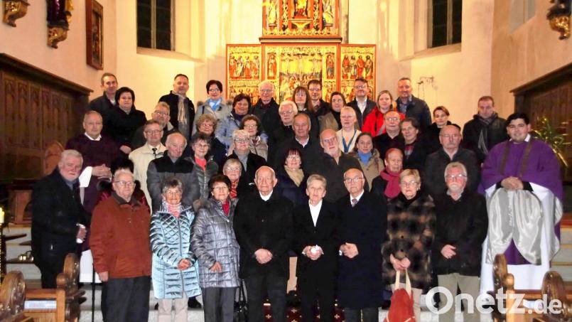 24 Paare, die zwischen 20 und 60 Jahre verheiratet sind, feierten gemeinsam in einem Gottesdienst Jubiläum. Bild: Doris Rösch/exb