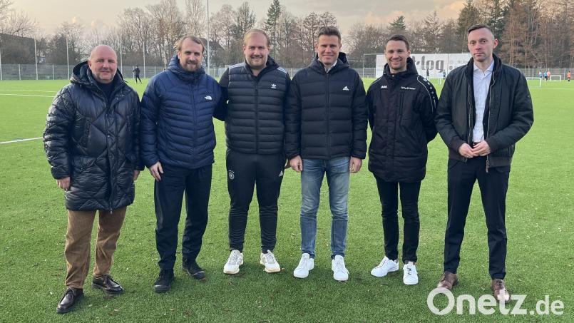 Eine Abordnung des Bayerischen Fußballverbandes stattete dem NLZ der SpVgg SV Weiden einen turnusmäßigen Besuch ab. Von links: Vorsitzender Michael Kurz, BFV-Verbandssportlehrer Daniel Bierofka, DFB-Stützpunktkoordinator Johannes Ederer, BFV-Abteilungsleiter Felix Brych, NLZ-Leiter Christian Most und SpVgg-SV-Jugendleiter Fabian Frey. Bild: Nachtigall