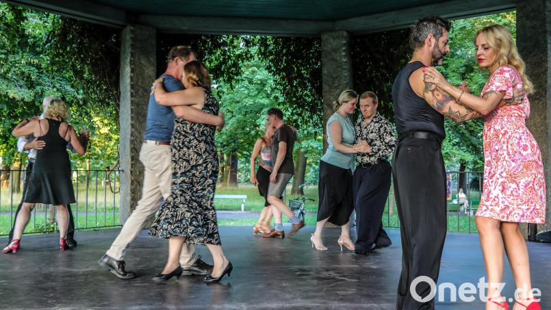 Seit Juni eine Bereicherung für Amberg, jetzt auch mit neuem Boden: Der Tanzpavillon im Englischen Garten lockt montags bis donnerstags zum Tanz im Grünen. Donnerstags zum Beispiel mit Tango Argentino (Bild). Bild: Wolfgang Steinbacher