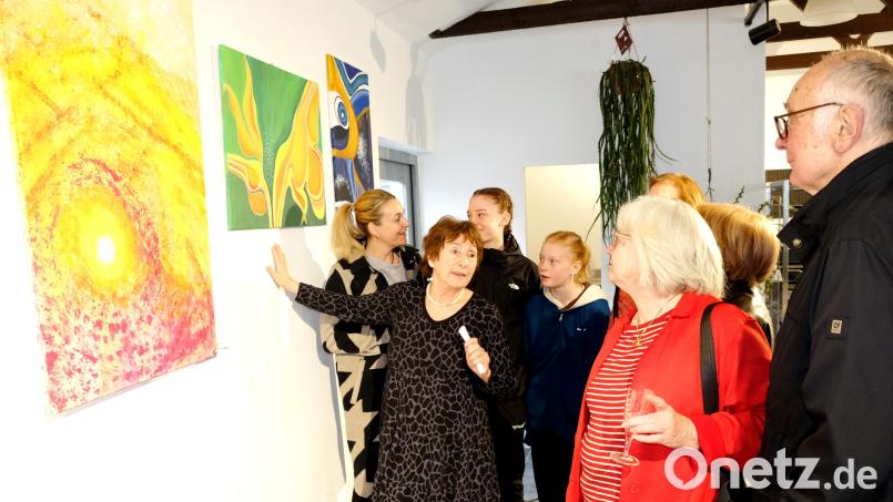 Christa Beslmeisl (Zweite von links) erläutert ihren Gästen die ausgestellten Werke in Schwarzenfeld. Bild: mab