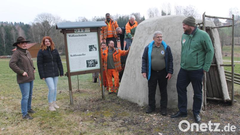 Über die gelungene Erneuerung des Kohlenmeilers freuen sich Stefan Härtl, Manfred Janker, Marina Hirnet und Michaela Griener (Vorne von rechts). Bild: pi