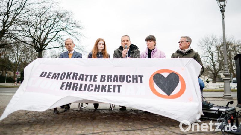 Carla Hinrichs (2.v.r), Sprecherin der Letzen Generation, spricht bei einer Pressekonferenz mit anderen Beteiligten. Bild: Carsten Koall/dpa