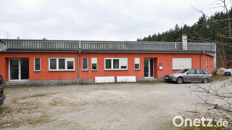 Bis 2021 ein Firmensitz, jetzt eine mögliche Flüchtlingsunterkunft. Das Umfeld des Gebäudes in der Ludwig-Erhard-Straße schaut von außen zwar noch nicht sonderlich wohnlich aus, doch der Innenausbau ist weit vorangeschritten, die Ausstattung modern. Vor dem Haus stellt sich Wolfgang Schäfer einen Grillplatz mit Sitzecke und einen Kinderspielplatz vor. Bild: Petra Hartl