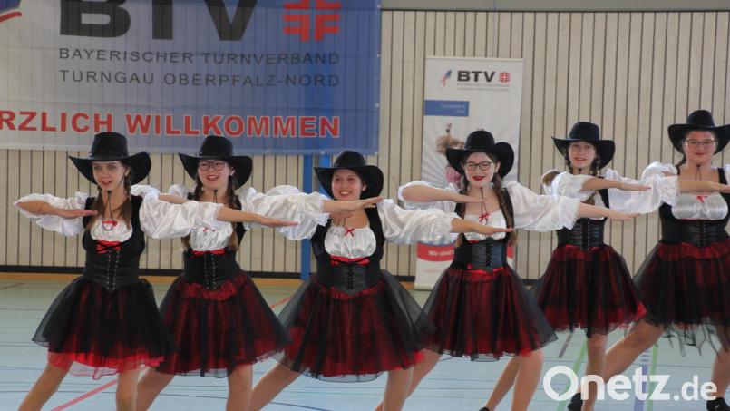Optisch und tänzerisch eine Wucht: Die Cowgirls des TB Jahn Wiesau gewannen in ihrer Altersklasse. Bild: kro