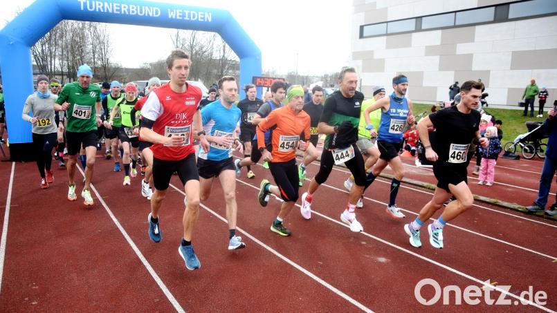 Beim Start hat Swen Arnold(links rotes Trikot) noch die Nase vorne, im Ziel aber dann war um sieben Sekunden Thomas Dirscherl (daneben) schneller. Bild: fz