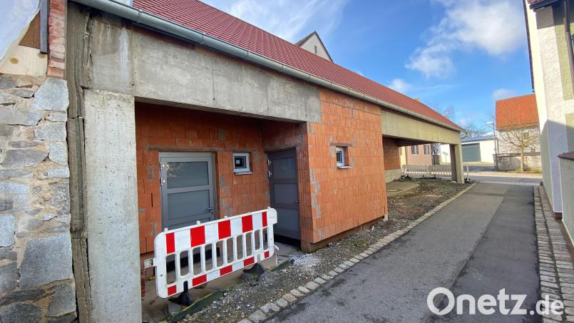 Der Neubau der öffentlichen Toiletten in der Rathausgasse in Vohenstrauß ist nach rund eineinhalb Jahren immer noch nicht abgeschlossen. Spätestens im Juni zum Bauernmarkt soll das Projekt fertiggestellt sein. Bild: ck