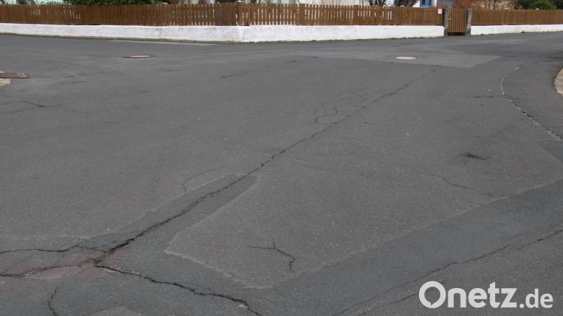 Mit einem besonderen Gussverfahren sollen Risse und Fugen in der Asphaltdecke, so wie hier an der Kreuzung Ganghoferstraße/Schillerstraße in Plößberg, saniert werden. Bild: prh