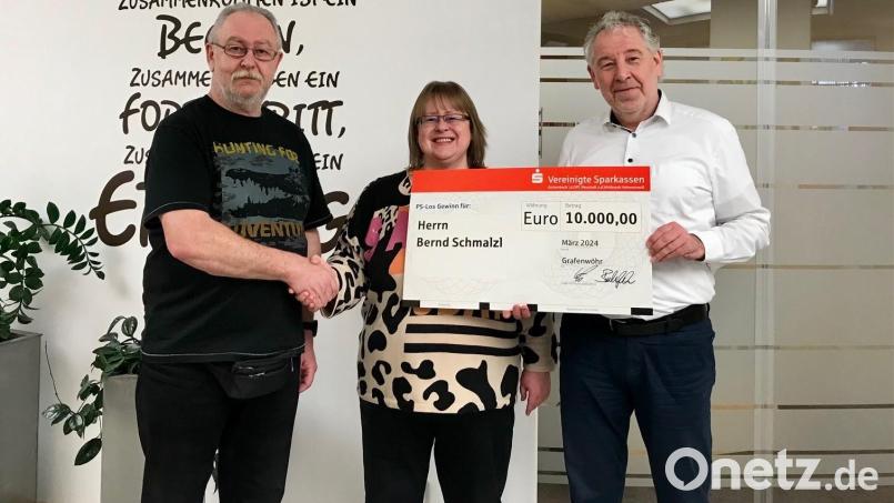 Geschäftsstellenleiter Peter Lindner (von rechts) und Kundenberaterin Martina Buchfelder beglückwünschen Bernd Schmalzl zum Gewinn. Bild: Sparkasse/exb
