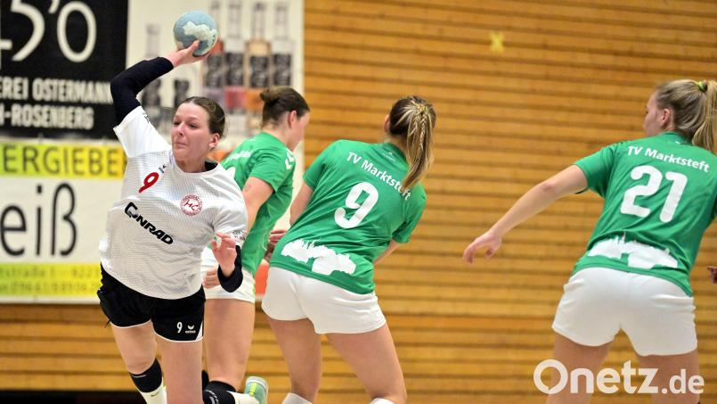 Sophie Last (links) vom HC Sulzbach-Rosenberg ist in dieser Szene mit einem herrlichen Wurf für ihre Mannschaft erfolgreich. Bild: Hubert Ziegler