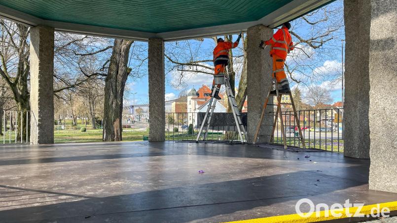Der Pavillon in Ambergs Englischem Garten wird gerade hergerichtet: Hier soll es bald wieder regelmäßig kostenlose Tanzabende unterschiedlicher Stilrichtung geben. Bild: Petra Hartl