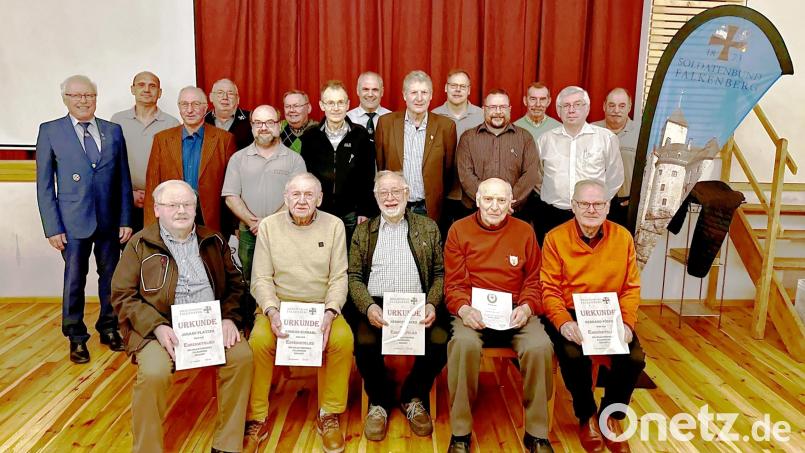 Ehrungen beim Soldatenbund Falkenberg: Im Bild (stehend von links) BSB-Kreisvorsitzender Ferdinand Lienerth, Josef Wildgans, Hubert Höfer, Alois Höcht, Olaf Fröhlich, Karl Franz, Johann Lang, Bernhard Prockl, Engelbert Schuller, Martin Kick, Thomas Weis, Richard Beer, Albert Zrenner, Hermann Meier, (sitzend von links) die neuen Ehrenmitglieder Johann Platzer, Konrad Schraml, Herbert Bauer, Johann Braun, Gerhard Pöschl. Bild: Joachim Beer/exb