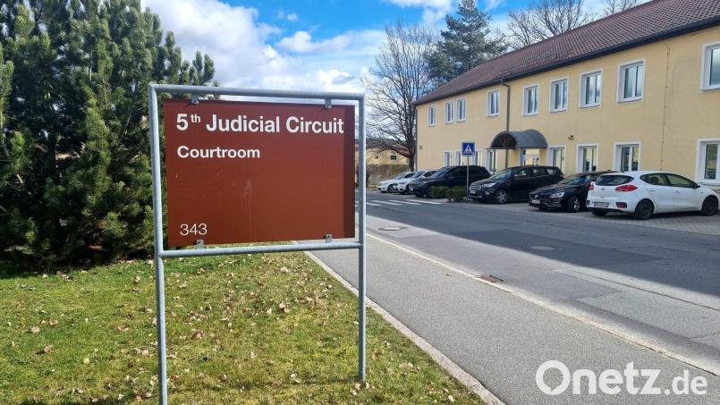 Der Weg zum Gerichtssaal im &quot;Judical Circuit&quot;. Das Gebäude in den Rose Baracks bei Vilseck selbst darf nicht fotografiert werden, die Sicherheitsauflagen in dem Prozess sind sehr hoch Bild: scm