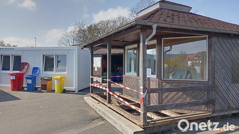 Eine lange Karriere als Info-Pavillon: Das Holzhäuschen versah 1991 zum Stadtjubiläum seinen Dienst, bevor es auf den Wertstoffhof umsiedelte. Jetzt wurde es abgerissen. Bild: Hladik