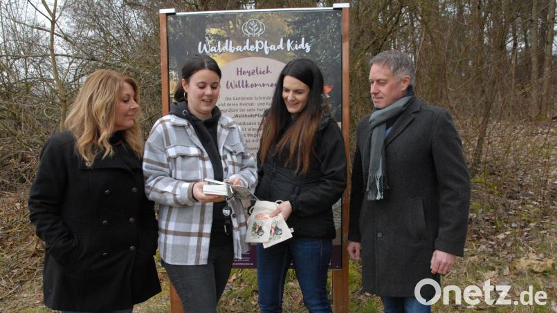 Die neuen Sinneskarten sollen helfen, den Wald neu zu entdecken (von links): Kulturverein-Vorsitzende Gabi Kirschner, Eva Preißl, Katharina Lautenschlager und Dritter Bürgermeister Mathias Huger. Bild: pop