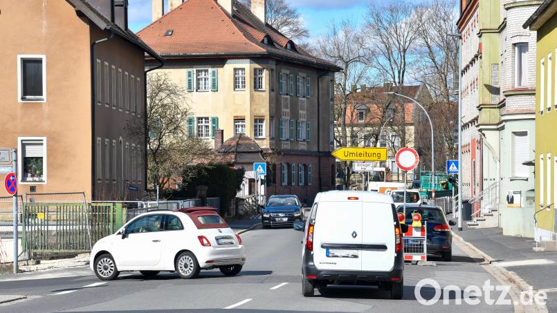 Die Schlachthausstraße in Amberg bleibt stadteinwärts im letzten Stück vor dem Kreisverkehr gesperrt. Bild: Petra Hartl