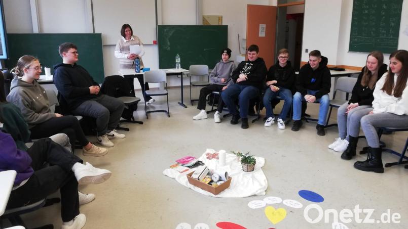 Elke Burger (stehend) vom Ambulanten Hospizdienst der Caritas Tirschenreuth erzählte in den zehnten Klassen der Realschule Kemnath über ihre ehrenamtliche Tätigkeit. Bild: Gertraud Burkhardt/exb
