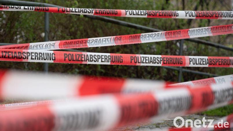 Ein Einsatzort der Polizei ist mit Flatterband abgesperrt. Bild: Sebastian Kahnert/dpa/Symbolbild