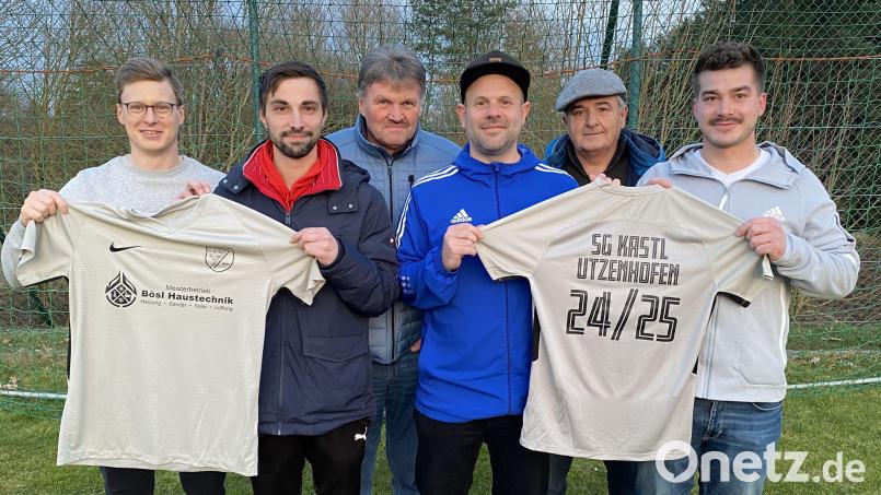 Die Verantwortlichen präsentieren das neue Trikot der Spielgemeinschaft Kastl/Utzenhofen: (von links) Beisitzer Kastl Alexander Baumer, DJK-Spielertrainer Marius Ehrnsperger, TuS-Vorstand Norbert Bleisteiner, TuS-Trainer Michael Hufnagel, DJK-Vorstand Albert Wittmann und DJK-Abteilungsleiter Florian Herdegen. Bild: ves