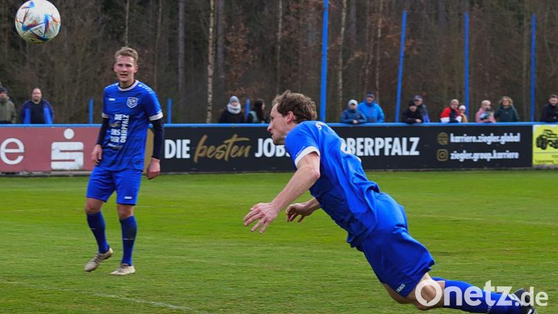 Mit diesem Flugkopfball traf Andreas Wendl zum 1:0 für den SV Etzenricht. Bild: war