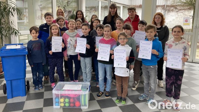 Für ihre erfolgreiche Teilnahme an der „Trink-Wasser-Challenge“ erhielten die Mädchen und Jungen Urkunden. Bild: Magdalena Reger/exb