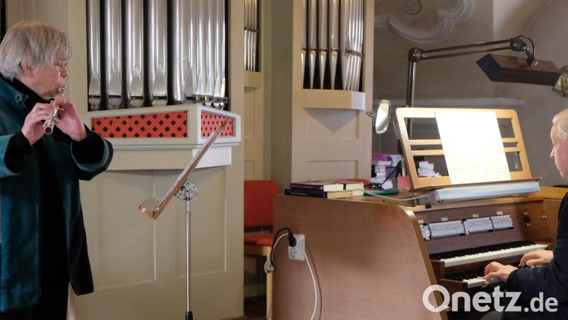 Kantor Andreas Kunz an der Orgel und Querflötistin Sybille Wagner zeigen bei der Musik zur Passionszeit in St. Johannes Baptista große Virtuosität. Bild: le