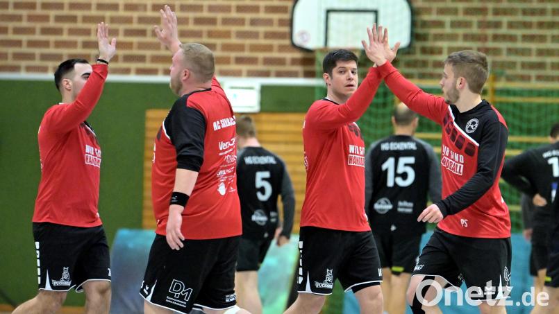 Aleksa Mikovic, Thomas Weiß, Sebastian Wedel und Pascal Sommer vom HC Sulzbach-Rosenberg klatschen sich gegenseitig ab. 
Die Handballer des HC Sulzbach landeten gegen die HG Eckental einen überzeugenden Sieg.
Bild: Hubert Ziegler Bild: Hubert Ziegler