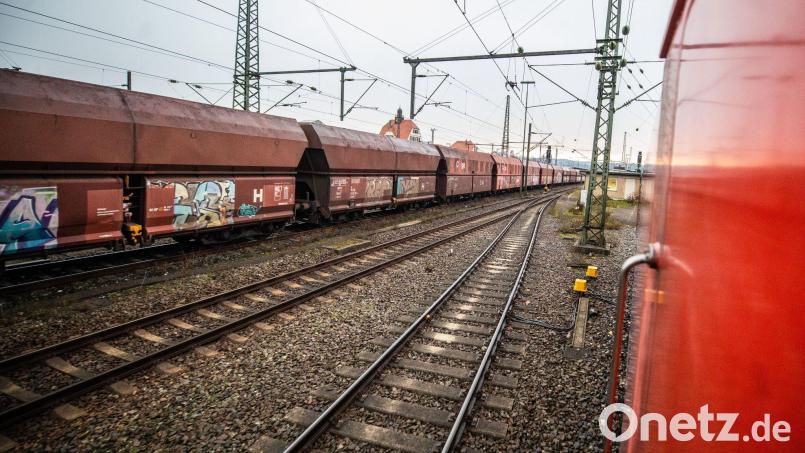 Ein Güterzug steht an einem Bahnhof. Bild: Christoph Schmidt/dpa