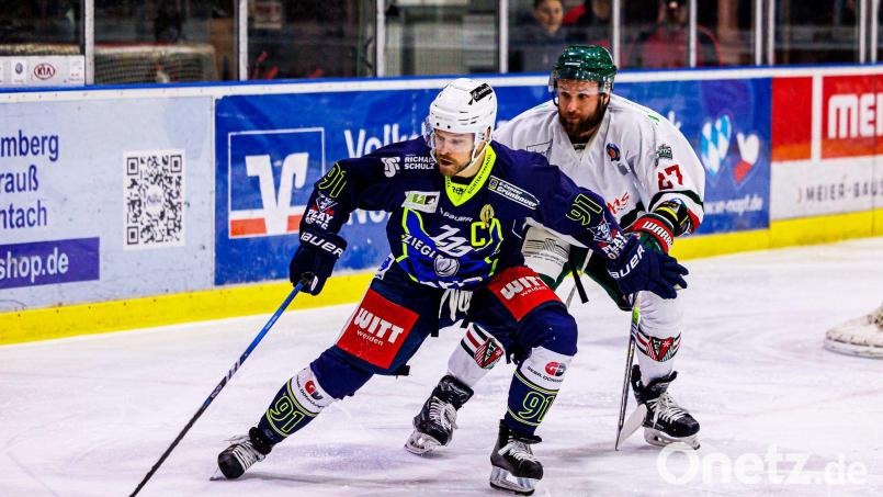 Gegen den Herner EV setzten sich die Blue Devils (links Kapitän Dennis Thielsch) mit 3:0-Siegen durch. Am Freitag beginnt das Viertelfinale, der Gegner steht noch nicht fest. Archivbild: Werner Moller