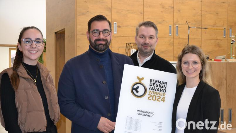 Im Foyer des Büros von Bäuml-Bau freuten sich die Beteiligten über den Design-Preis für das Marketing-Konzept, von links Marina Birner, Stefan Bäuml, Florian Schläger und Jenny Kunz. Bild: pz