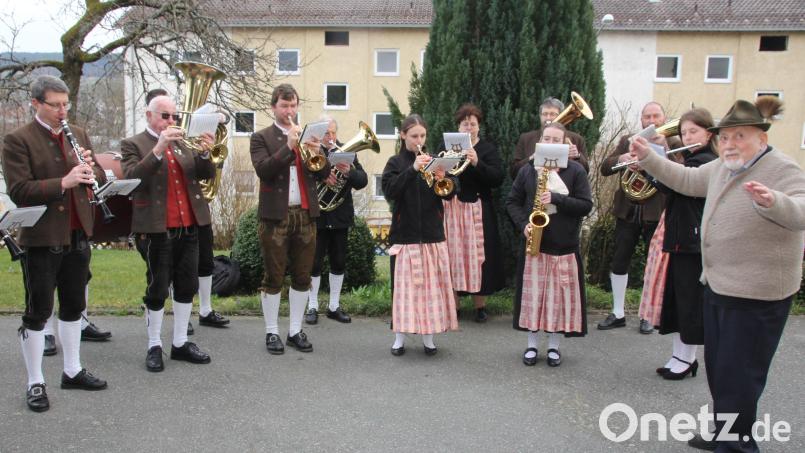 Mit großer Freude dirigiert der nun 90-jährige Hans Markgraf die Stadtkapelle Oberviechtach, die ihm ein Geburtstagsständchen spielt. Bild: frd