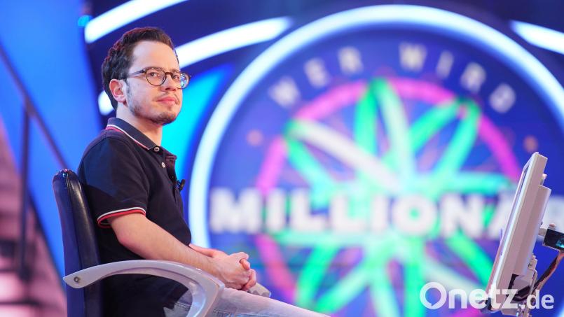 Florian Bindl stellt sich bei &quot;Wer wird Millionär&quot; den Fragen von Günther Jauch. Die ersten Fragen meistert er mit Leichtigkeit. Doch bei der 64.000-Euro-Frage muss der letzte seiner Joker, der Telefonjoker, herhalten. Bild: Stefan Gregorowius/RTL