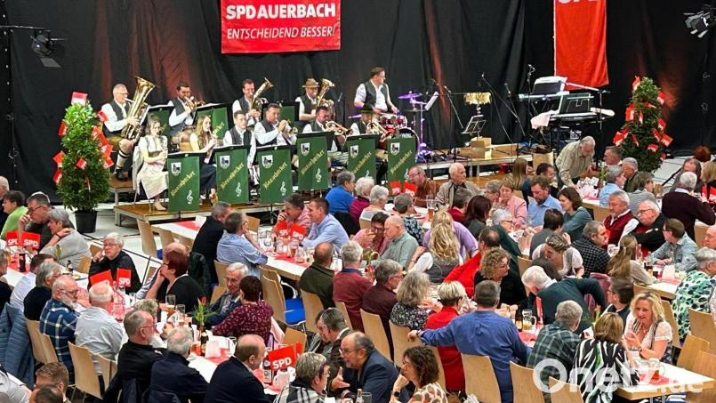 Die Boaznhocker waren die musikalische Begleitung am Starkbierfest in Auerbach in der vollen Helmut-Ott-Halle Bild: SPD Ortsverein Auerbach