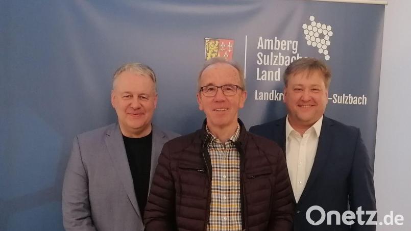 Die beiden wiedergewählten Vorsitzenden Richard Reisinger (links) und Stefan Braun (rechts) verabschiedeten Werner Dürgner, der von Anfang an in der LAG war und zuletzt das Amt des Kassenprüfers inne hatte. Bild: Claudia Lobenhofer, LAG/exb