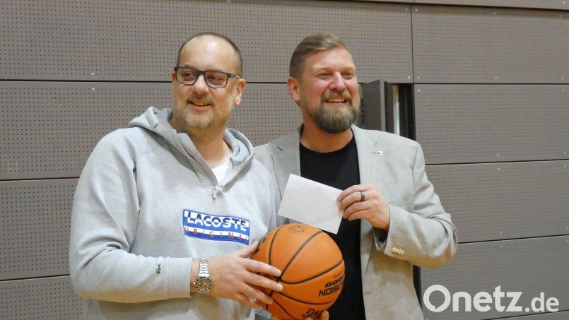 Lions-Präsident Bastian Braun (rechts) überreicht den Spendenscheck an TB-Vorsitzenden German Schieder. Bild: Lions-Club Weiden/exb