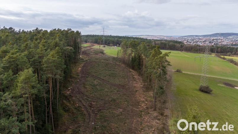 Aus der Luft ist die Trasse der Westumgehung schon gut zu erkennen: Sie führt hier von Lengenfeld nahe des Vilstalradwegs in Richtung Haselmühl. Im Hintergrund, beim Strommasten, schwenkt sie nach links in Richtung Grammer. Rechts sind Kümmersbruck und Amberg zu erkennen. Archivbild: hbe
