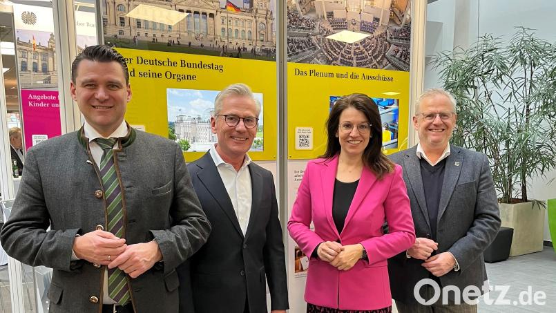 Die Wanderausstellung des Bundestages war in Schwandorf zu sehen. Das Bild zeigt (von rechts) Oberbürgermeister Andreas Feller, Bundestagsabgeordnete Martina Englhardt-Kopf, den Vorstandsvorsitzenden der Sparkasse, Werner Heß, und Landrat Thomas Ebeling. Bild: Andreas Hohler/exb