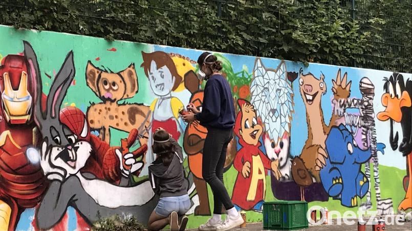 Auch Graffiti ermöglicht das Jugendkunstmobil, natürlich nur auf ausgesuchten Flächen wie hier bei einem Workshop in Wunsiedel. Bild: Florian Meier/exb
